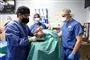 Kirurger fra University of Maryland School of Medicine ses under operationen af David Bennett.