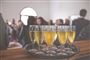 Fyldte champagneglas på bakke