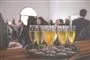Fyldte champagneglas på bakke