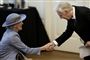 dronning margrethe giver hånd til Henrik dam kristensen 