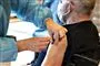person vaccineres med sprøjte i overarmen
