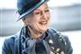 Dronning Margrethe i profil med blå hat