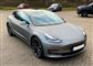 En grå Tesla 