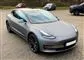 En grå Tesla 