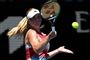 tennisspiller i aktion på banen