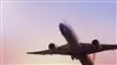 Et fly i luften med hjulene nede