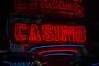 Et neonskilt med casino