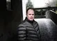 En mand i dynejakke i en port