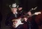 Bob Dylan med hat på scenen