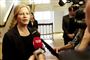 En blond midaldrende dame bliver interviewet
