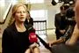 En blond midaldrende dame bliver interviewet