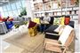 person sidder i sofa