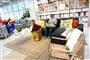 person sidder i sofa