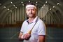frank hvam står med badmintonketsjer