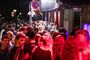 folk står udenfor ved en bar