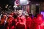 folk står udenfor ved en bar
