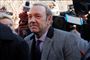 Kevin Spacey uden for retten