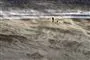 En mand på en strand i stormen