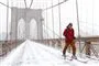 En person krydser Brooklyn Bridge
