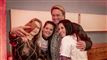 johnny hansen stiller op til selfie med fans