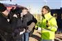 mand i gul jakke interviewes af pressen
