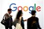 Et Google-logo og folk foran det