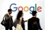Et Google-logo og folk foran det