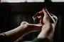En hånd med noget olie