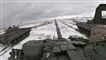 tanks kører i vinterlandskab