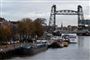 En gammel stålbro i en kanal