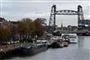 En gammel stålbro i en kanal
