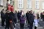 folk står på amalienborg