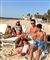 Et kønt par med kønne børn på en strand