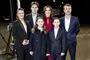 Kronprinsparret med deres fire børn, prins Christian, prinsesse Isabella og tvillingerne Vincent og Josephine i fint tøj