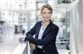 En smilende dame i jakke