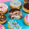 Nogle farverige donuts. 