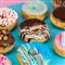 Nogle farverige donuts. 
