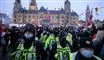 demonstranter og politi midt i by