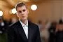 Justin Bieber i jakkesæt og skjorte.