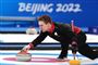 curlingspiller i aktion på isen