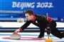 curlingspiller i aktion på isen