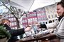 To kvinder skåler på Gråbrødre Torv
