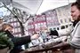 To kvinder skåler på Gråbrødre Torv
