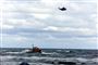 En helikopter og en redningsbåd
