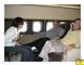 tre personer sidder i privatfly