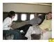 tre personer sidder i privatfly