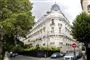 en imposant hvid ejendom i Paris