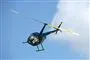 En helikopter i luften