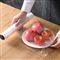 en mand pakker tomater ind i wrap