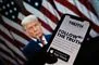 mobiltelefon med app med donald trump i baggrunden